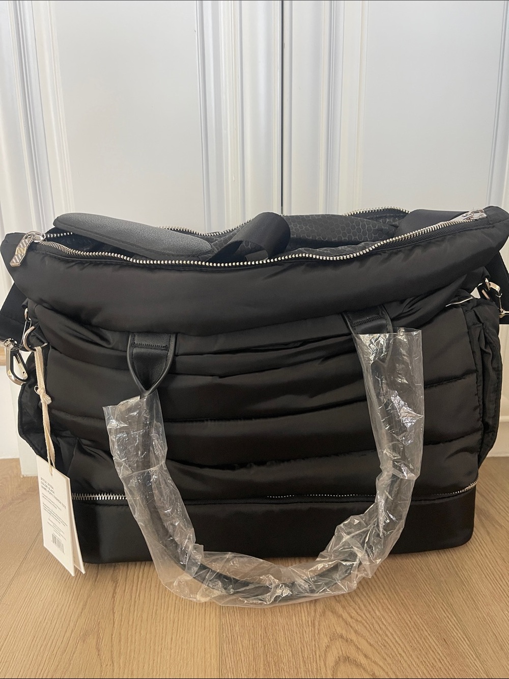 💙NEW!!!💙 Black Puffy Fashion Travel Tote Bag - Stylish Womens Carryall.